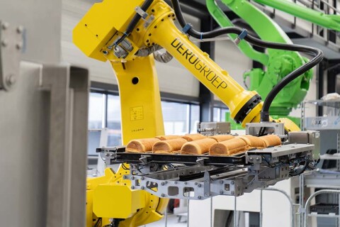 Grootbrood uit koppel depannen met een robot